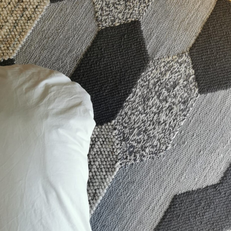 Tapis aux formes géométriques dans les tons de gris