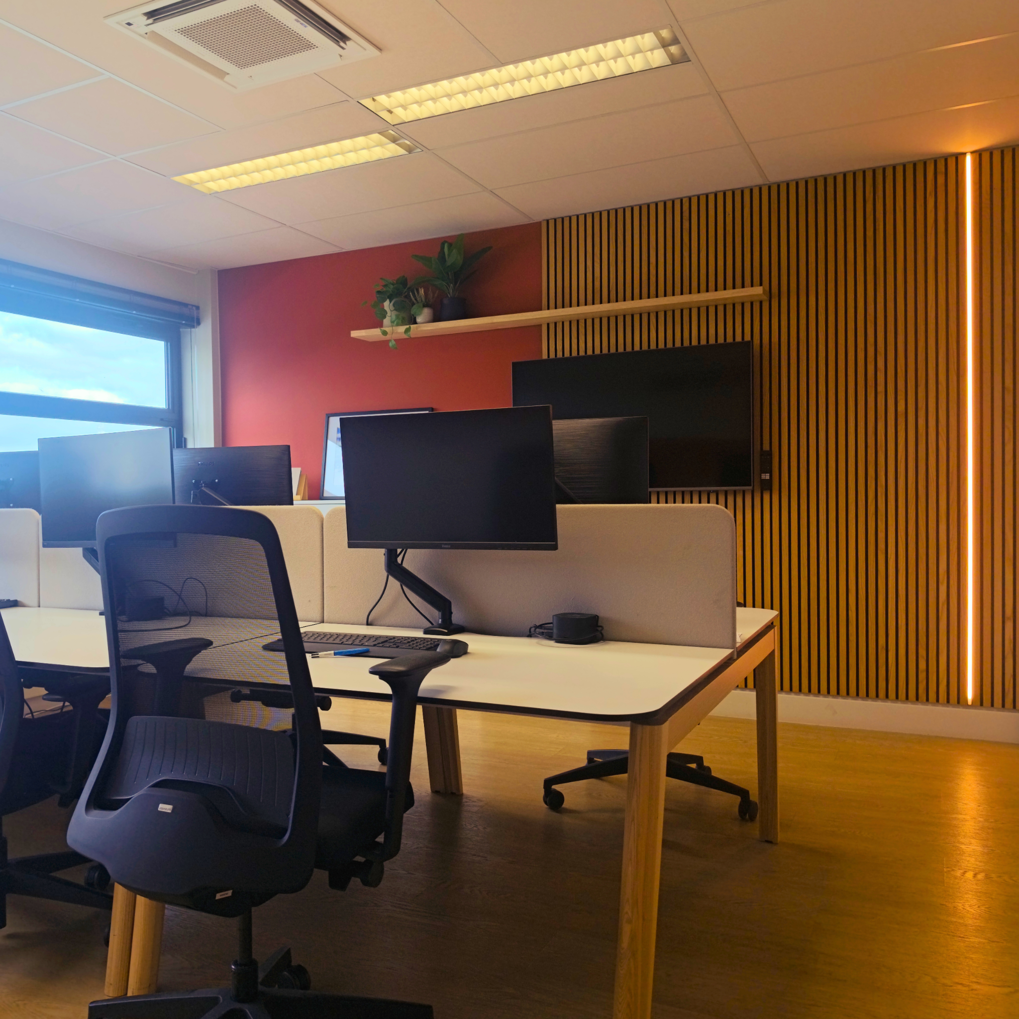 Bureau avec fond lattage bois et lumière LED intégrée